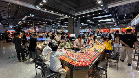 A busy jewelry wholesale market in Shenzhen’s Shuibei district