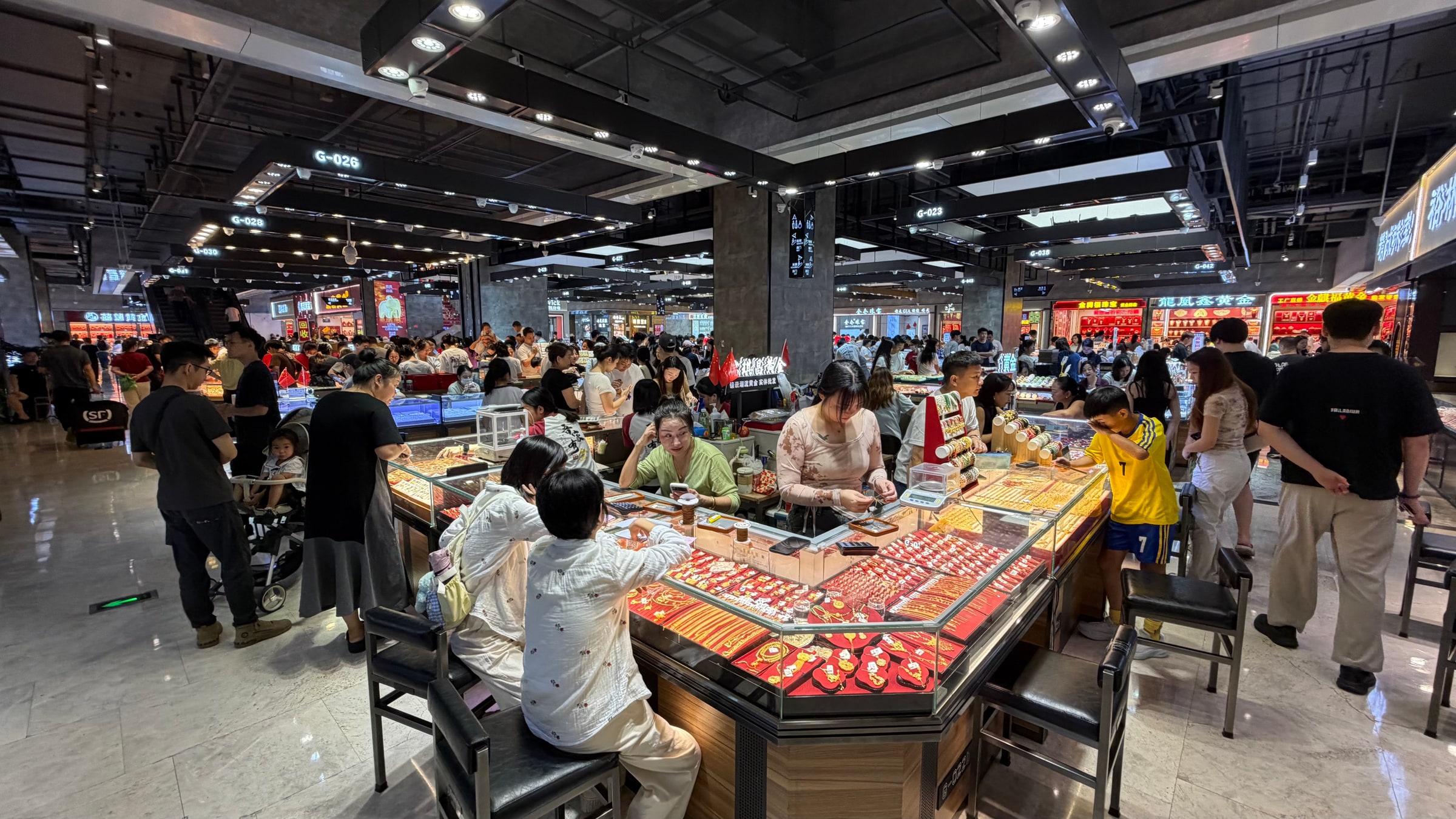 A busy jewelry wholesale market in Shenzhen’s Shuibei district