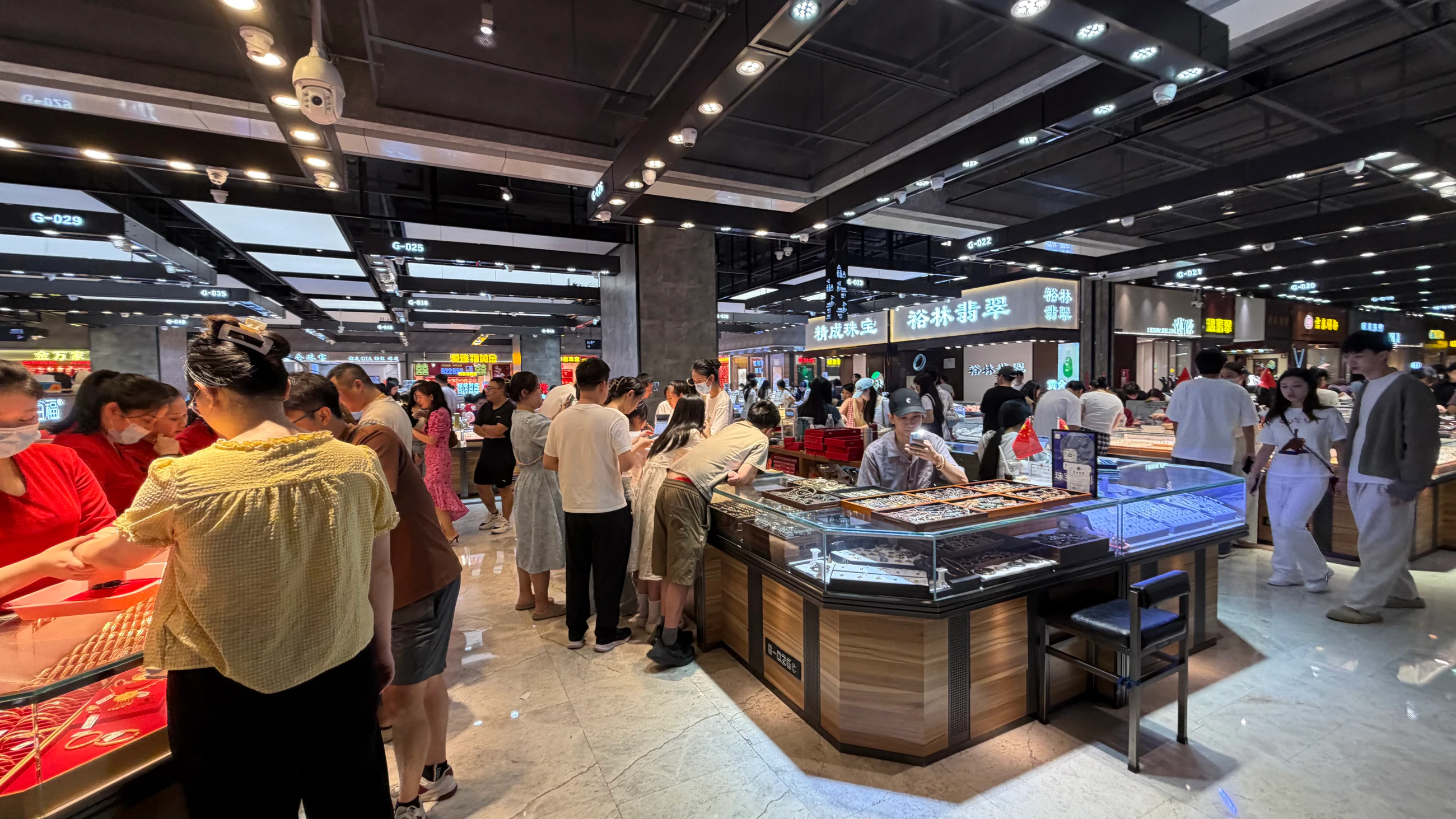 The Shuibei jewellery market in Shenzhen