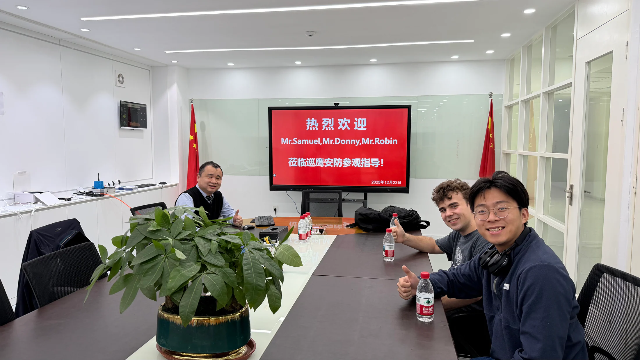 Robin Luo and overseas founders meeting a Shenzhen company team