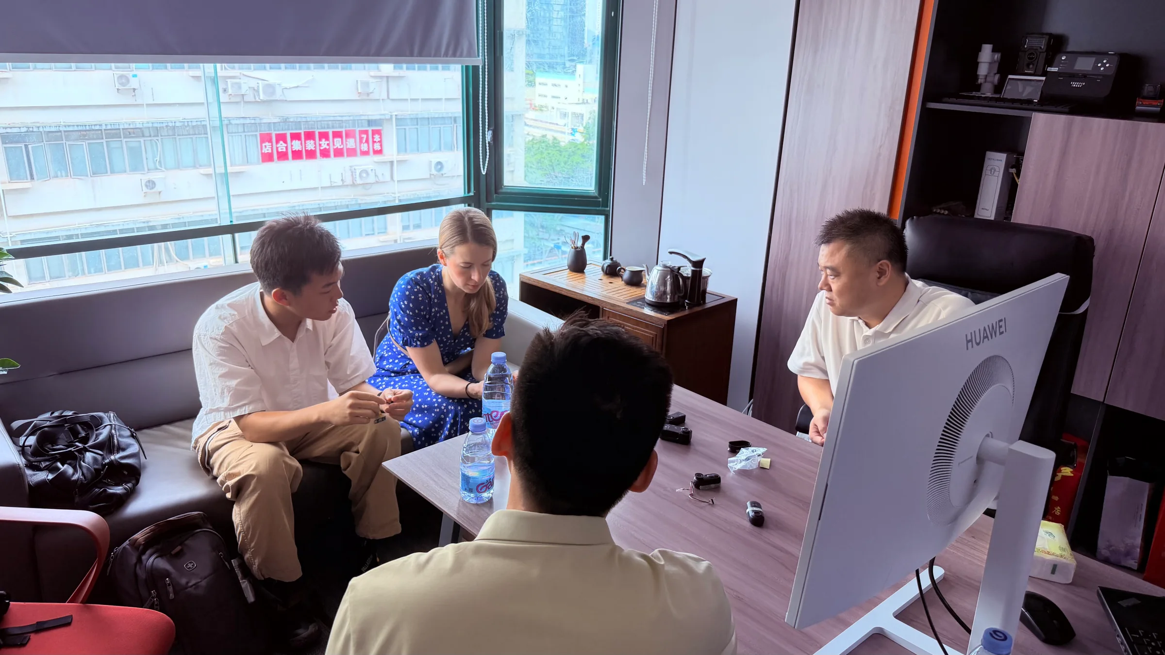 Anna and the project team discussing requirements around a meeting table