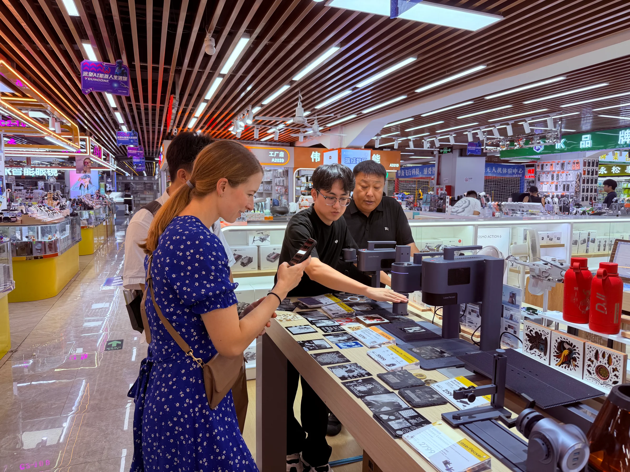 Reviewing equipment with a shop owner at a Huaqiangbei counter